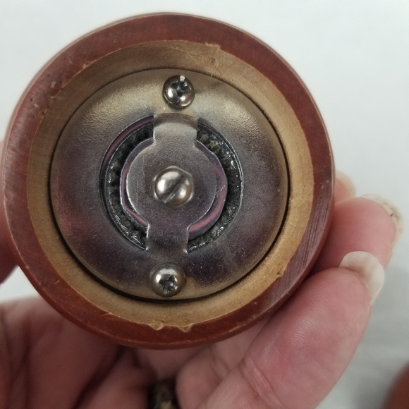 Vintage Wood Salt & Pepper shakers - Picture 10 of 12